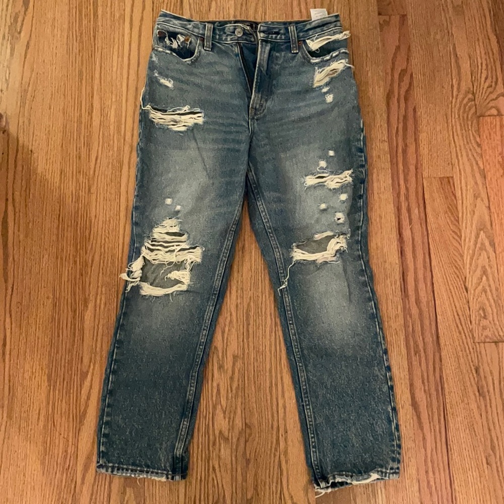 A & F Mom Jeans distressed size 26 EUC
